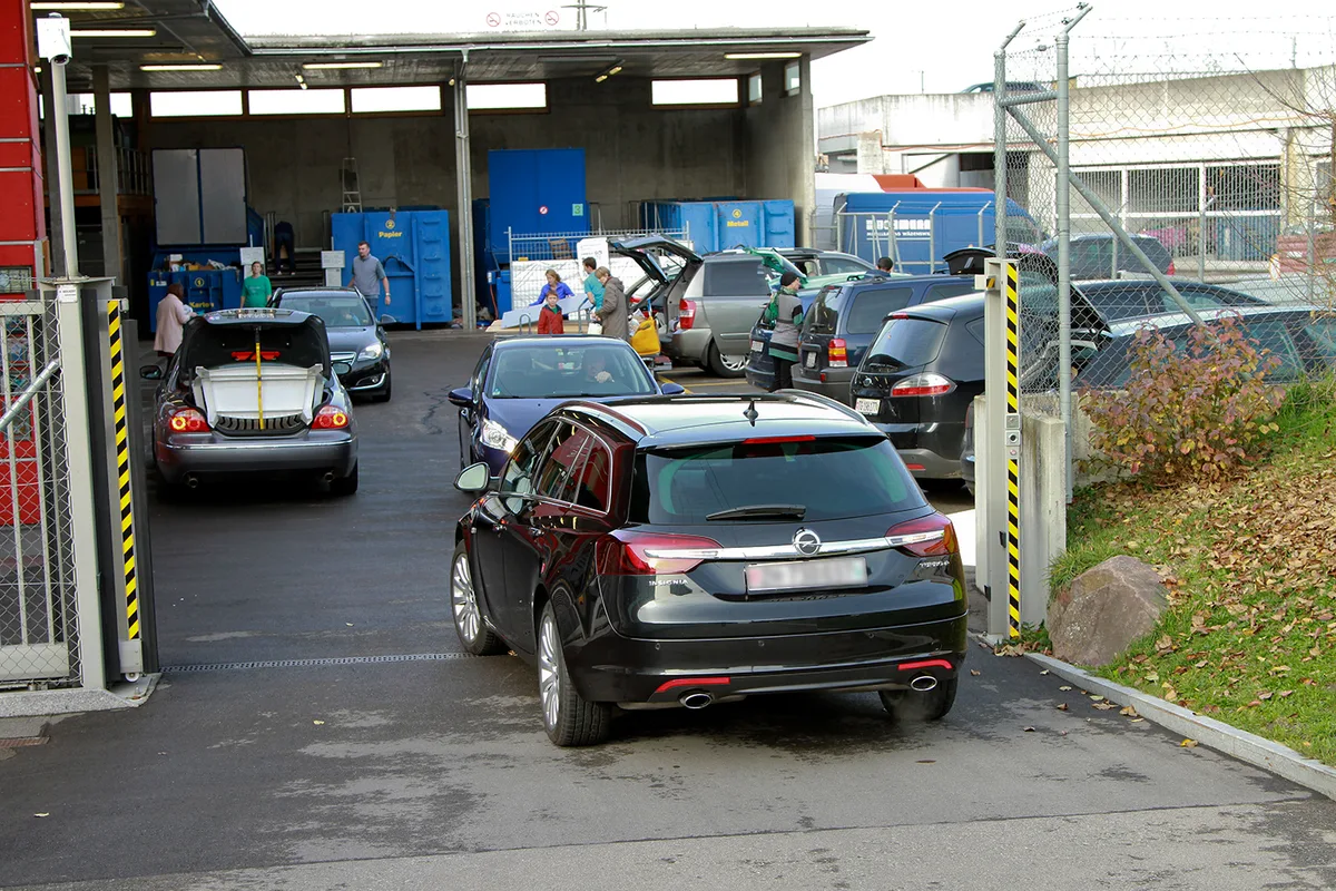Auto steht im Stau vor einer Sammelstelle.